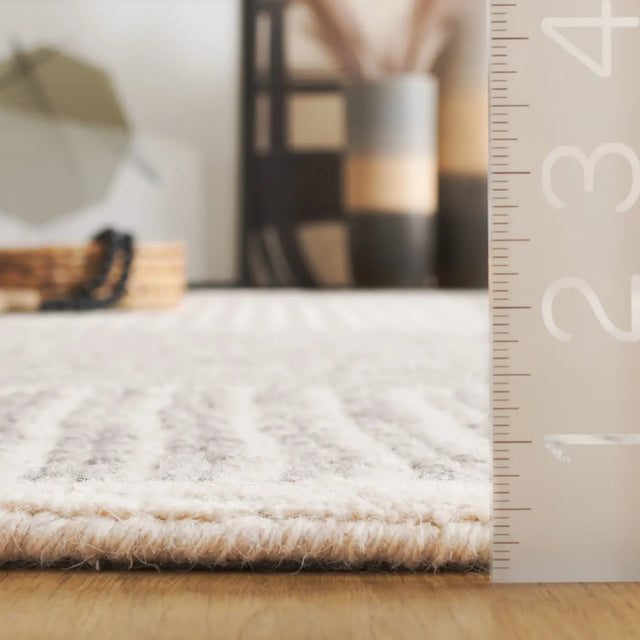 Safavieh Abstract 4'-0" x 6'-0" Rug in Ivory / Grey