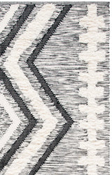 Safavieh Kenya 6'-0" x 9'-0" Rug in Ivory / Black