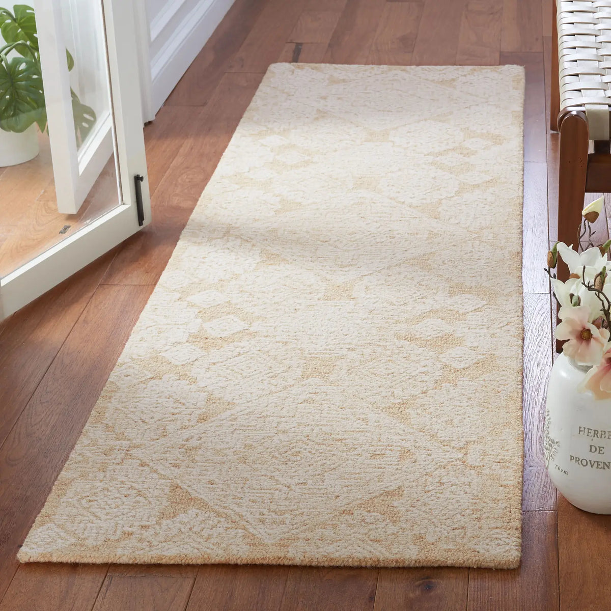 Safavieh Metro 2'-3" x 8'-0" Rug in Gold / Ivory