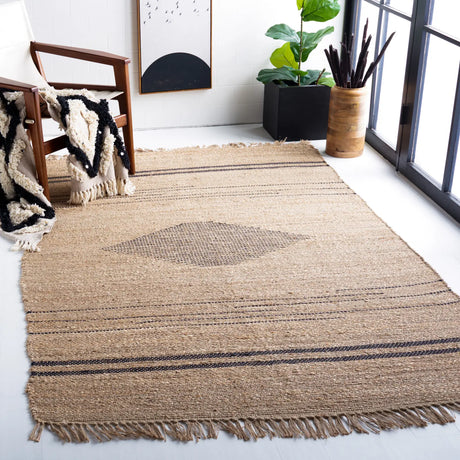 Safavieh Natural Fiber 4'-0" x 6'-0" Rug in Black / Natural