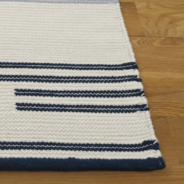 Safavieh Kenya 4'-0" x 6'-0" Rug in Blue / Ivory