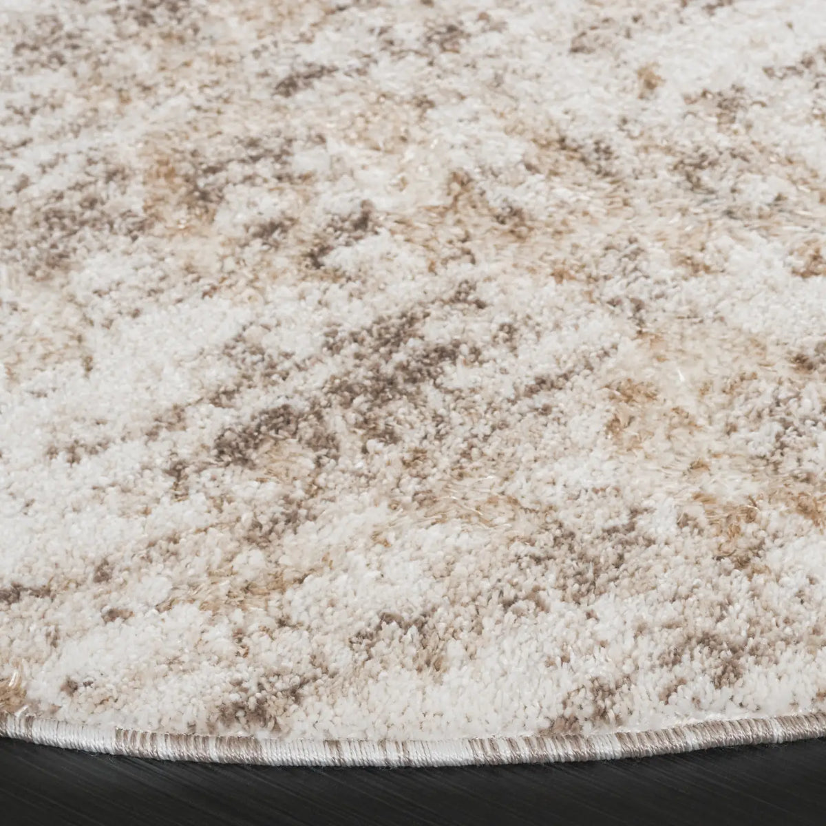 Safavieh Ravine Shag 6'-7" x 6'-7" Rug in Beige / Ivory