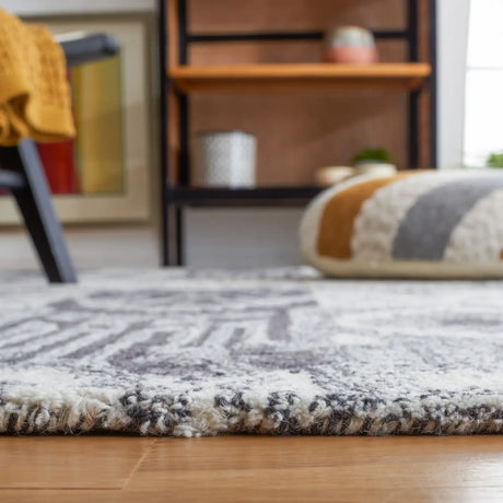 Safavieh Ikat 4'-0" x 6'-0" Rug in Ivory / Black