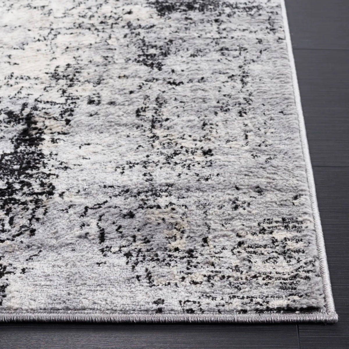 Safavieh Jasper 100 4'-0" x 6'-0" Rug in Ivory / Black
