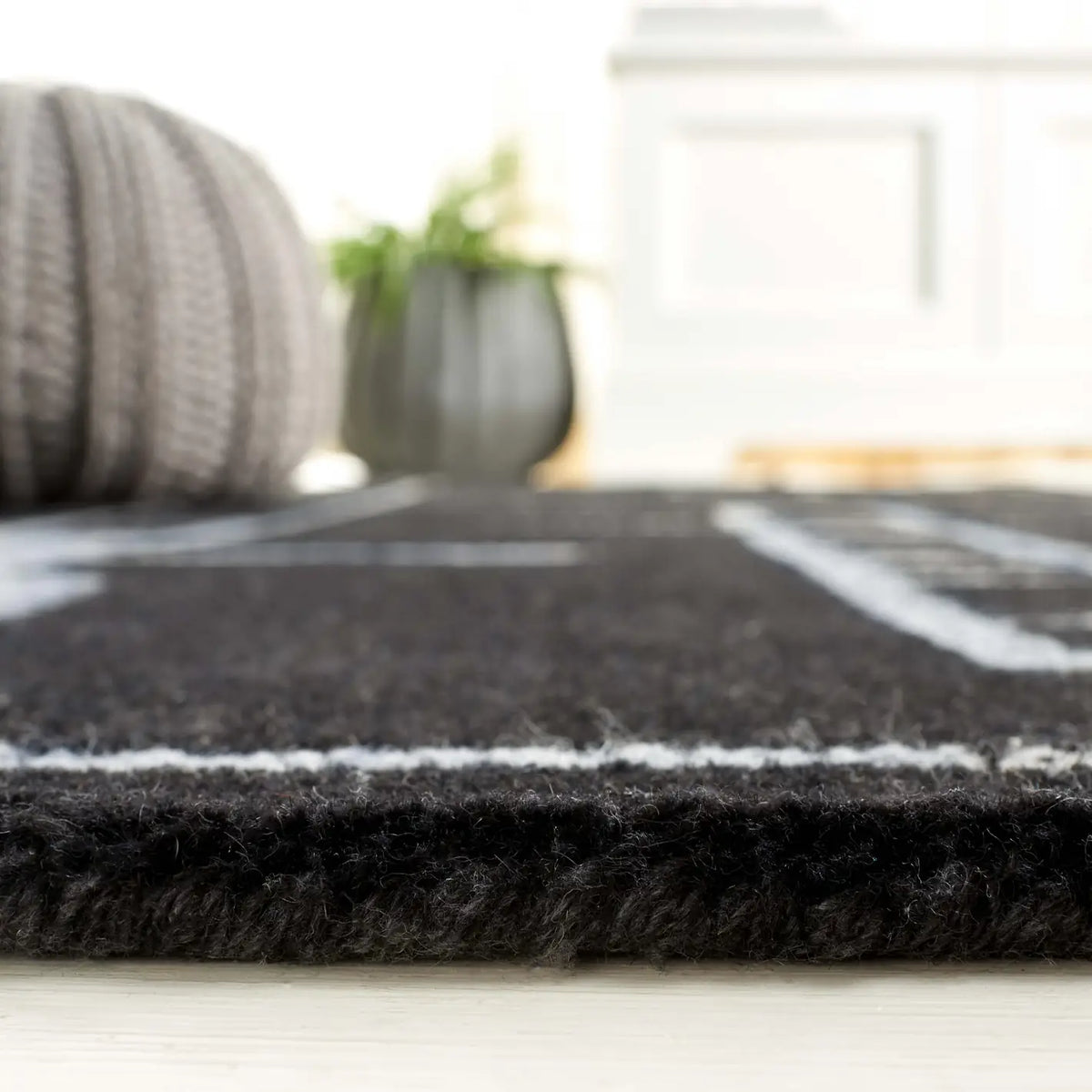 Safavieh Fifth Avenue 4'-0" x 6'-0" Rug in Black / Ivory