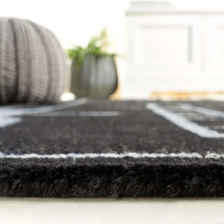 Safavieh Fifth Avenue 4'-0" x 6'-0" Rug in Black / Ivory