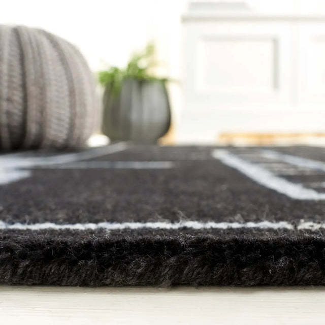 Safavieh Fifth Avenue 4'-0" x 6'-0" Rug in Black / Ivory