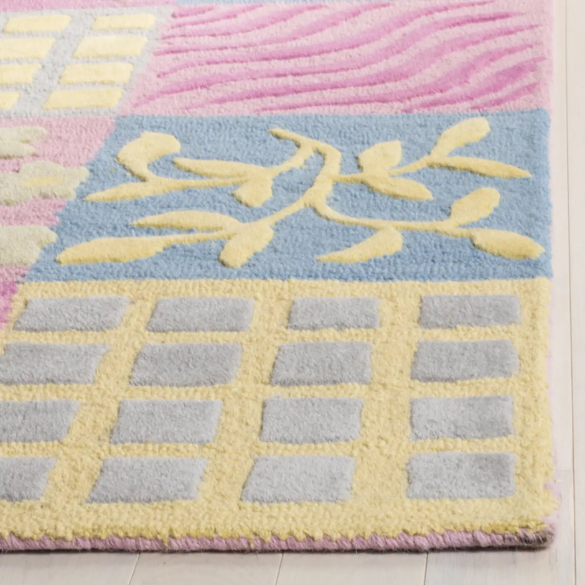 Safavieh Safavieh Kids 5'-0" x 8'-0" Rug in Pink / Multi