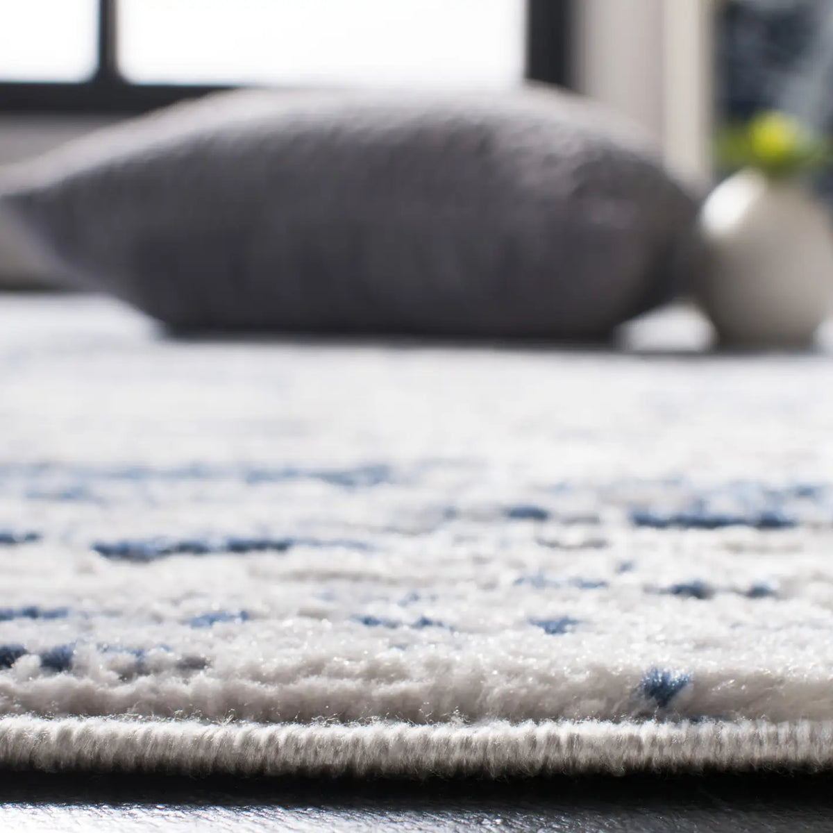 Safavieh Amelia 700 4'-0" x 6'-0" Rug in Grey / Navy