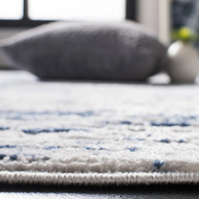 Safavieh Amelia 700 4'-0" x 6'-0" Rug in Grey / Navy