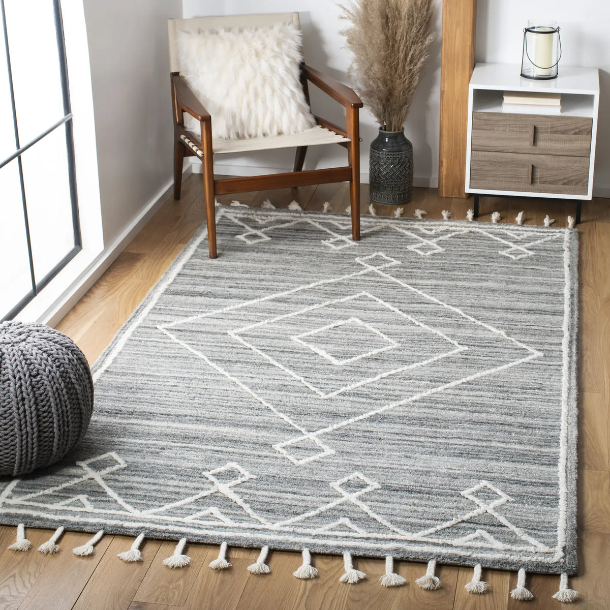Safavieh Casablanca 5'-0" x 8'-0" Rug in Grey / Ivory