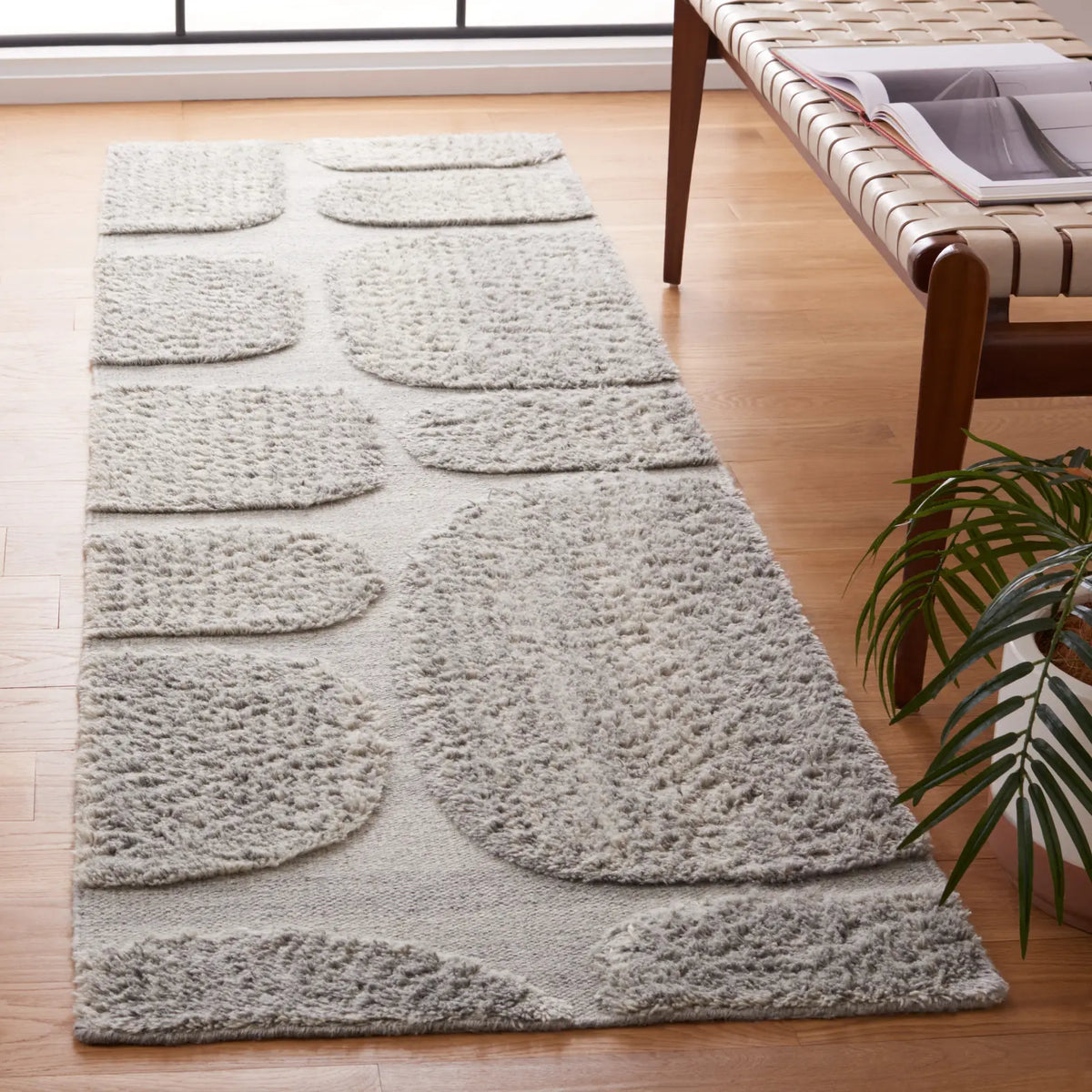 Safavieh Manhattan 2'-3" x 8'-0" Rug in Grey