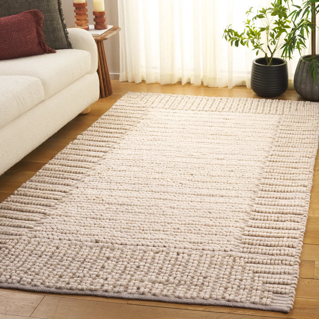 Safavieh Natura 4'-0" x 6'-0" Rug in Beige