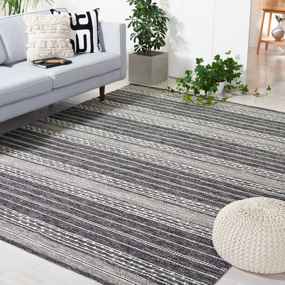 Safavieh Striped Kilim 6'-0" x 9'-0" Rug in Black / Ivory