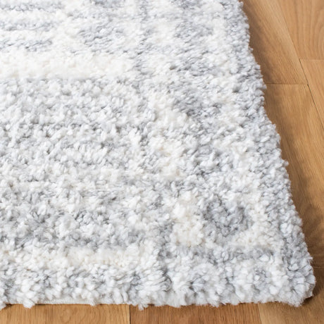 Safavieh Parma Shag 4'-0" x 6'-0" Rug in Grey / Ivory