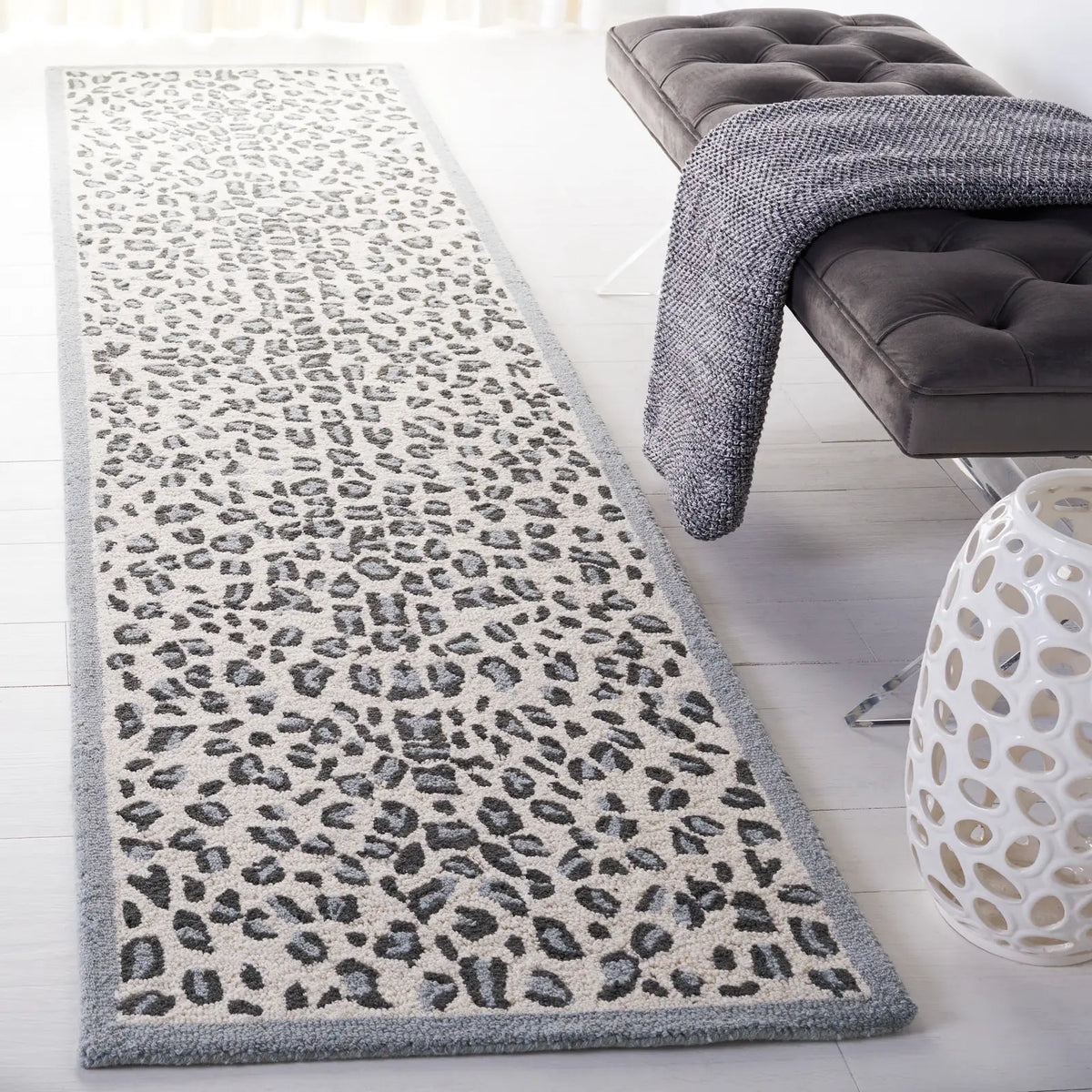 Safavieh Metro 2'-3" x 9'-0" Rug in Grey / Ivory