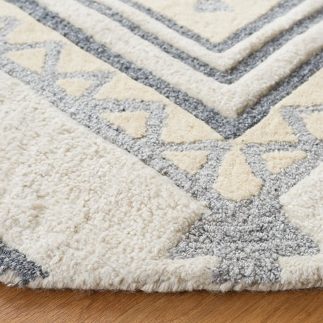 Safavieh Casablanca 7'-0" x 7'-0" Rug in Ivory / Grey