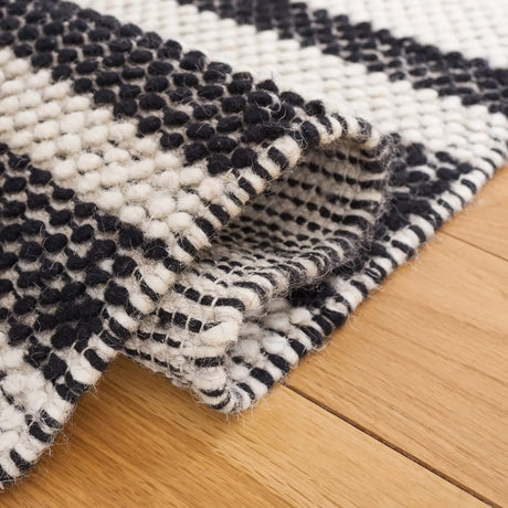 Safavieh Natura 4'-0" x 6'-0" Rug in Ivory / Black