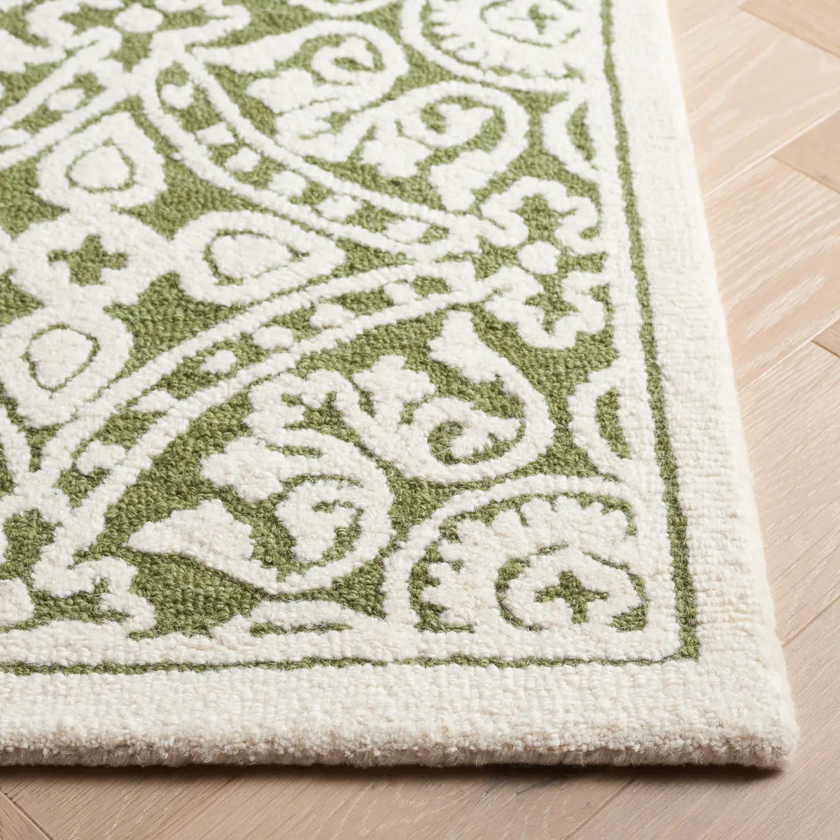 Safavieh Metro 4'-0" x 6'-0" Rug in Green / Ivory