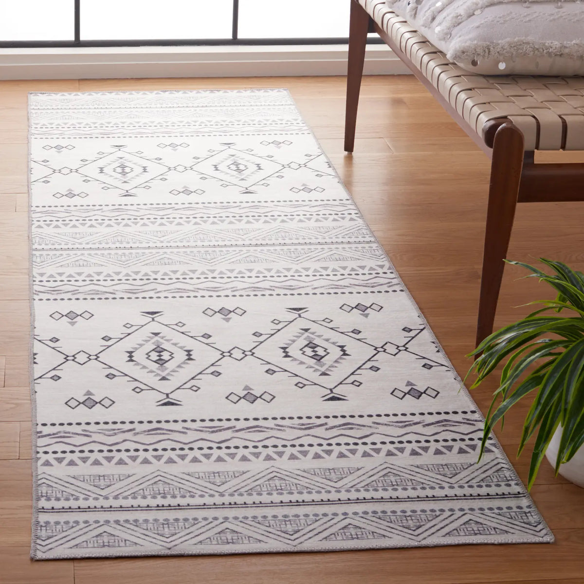 Safavieh Arizona 2'-6" x 8'-0" Rug in Beige / Charcoal