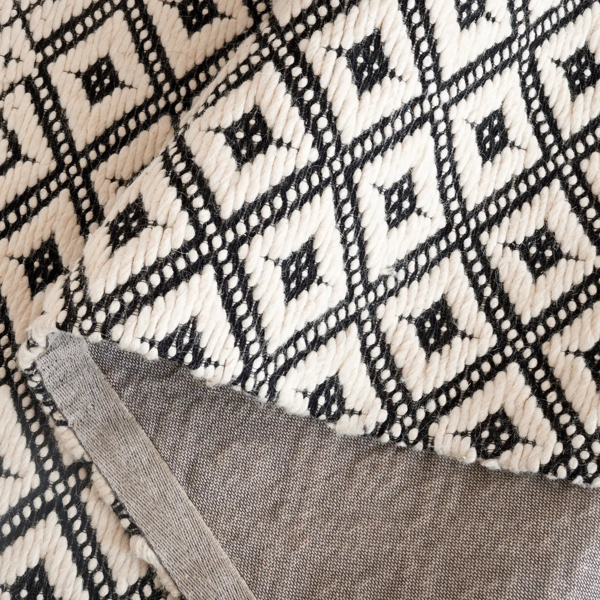 Safavieh Marbella 4'-0" x 6'-0" Rug in Black / Ivory