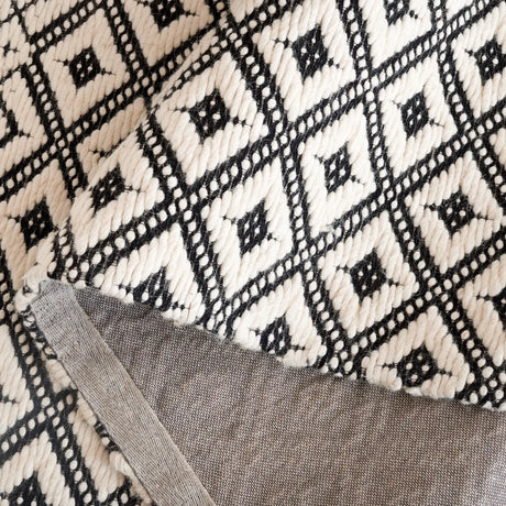 Safavieh Marbella 4'-0" x 6'-0" Rug in Black / Ivory