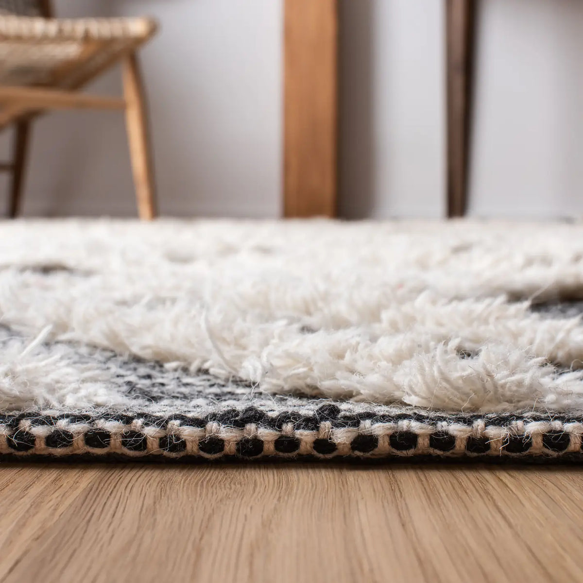Safavieh Kenya 4'-0" x 6'-0" Rug in Black / Ivory