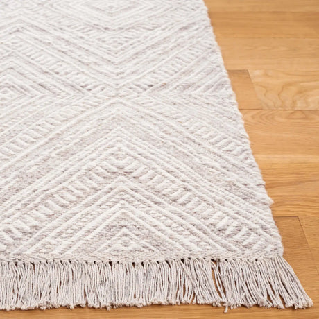 Safavieh Kilim 4'-0" x 6'-0" Rug in Beige / Ivory