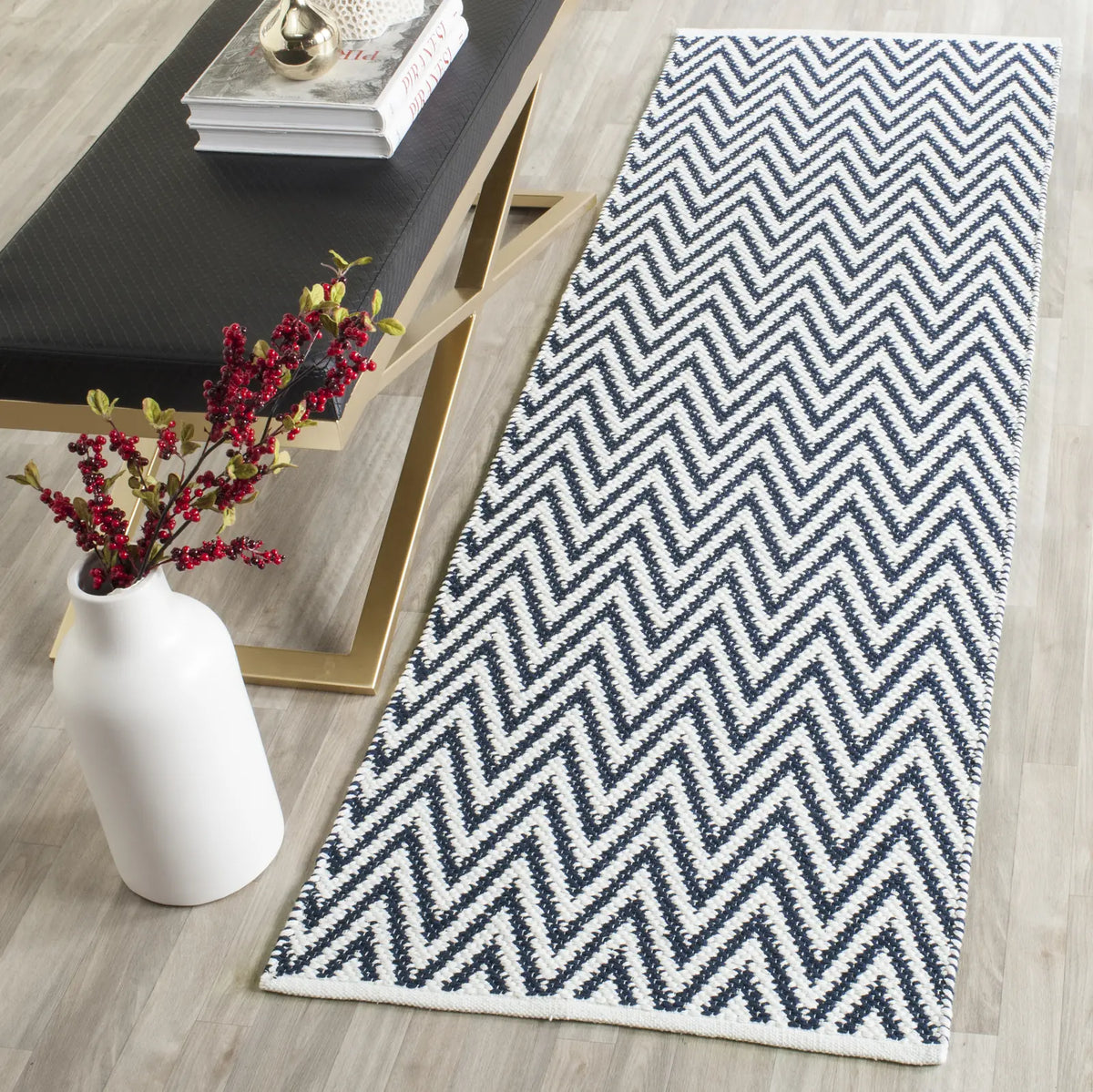 Safavieh Montauk 2'-3" x 7'-0" Rug in Navy / Ivory