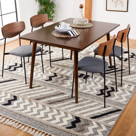 Safavieh Casablanca 8'-0" x 10'-0" Rug in Ivory / Black