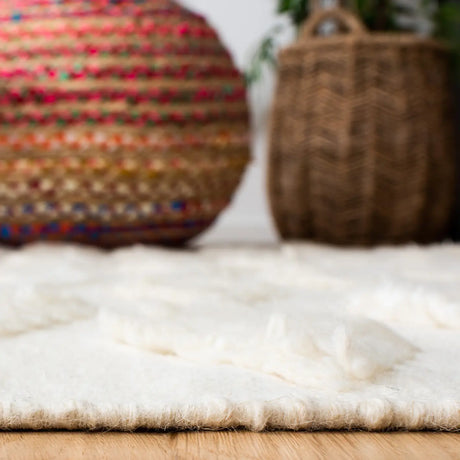 Safavieh Casablanca 5'-0" x 8'-0" Rug in Ivory