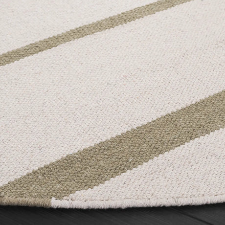 Safavieh Montauk 6'-0" x 6'-0" Rug in Light Green / Ivory