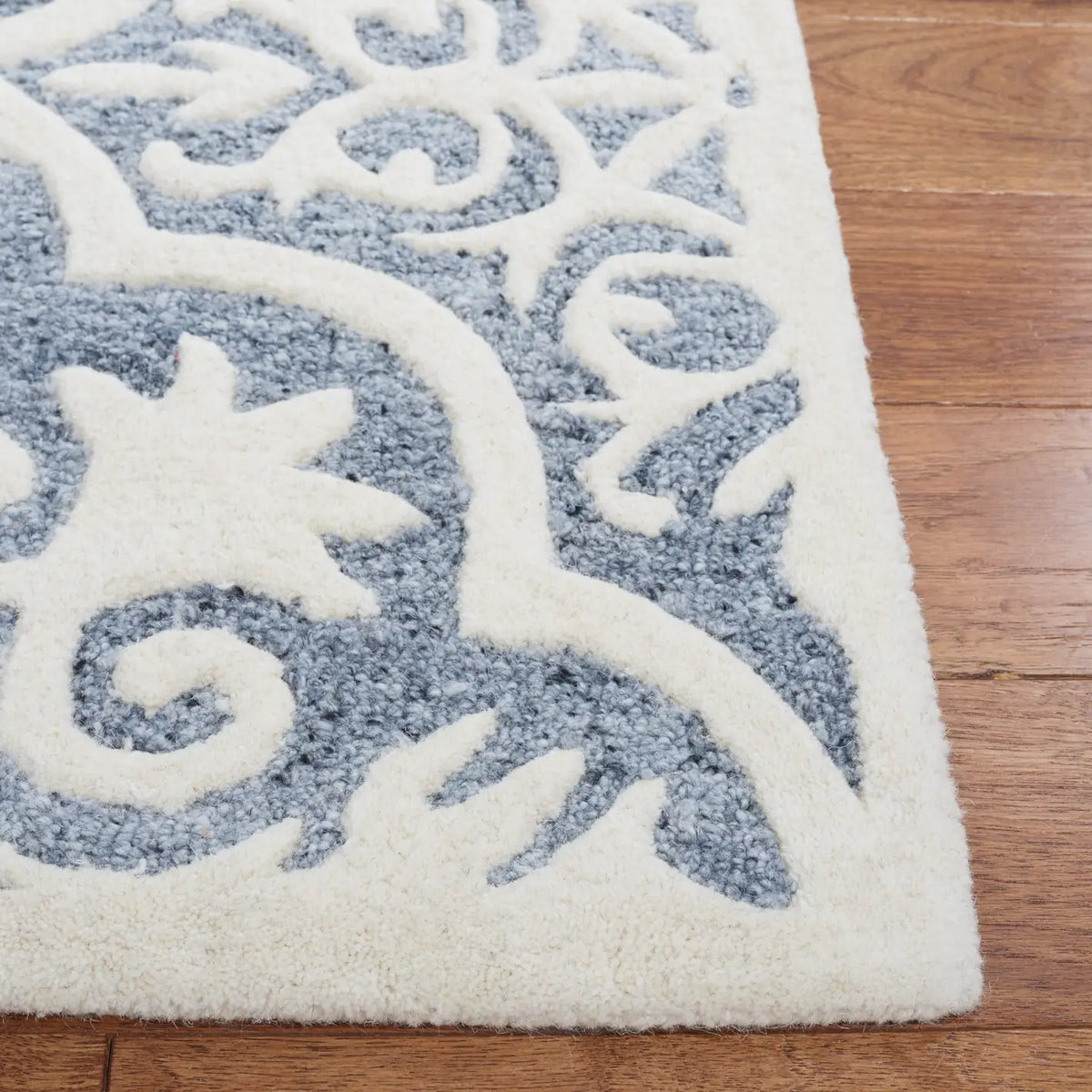 Safavieh Metro 4'-0" x 6'-0" Rug in Light Blue / Ivory