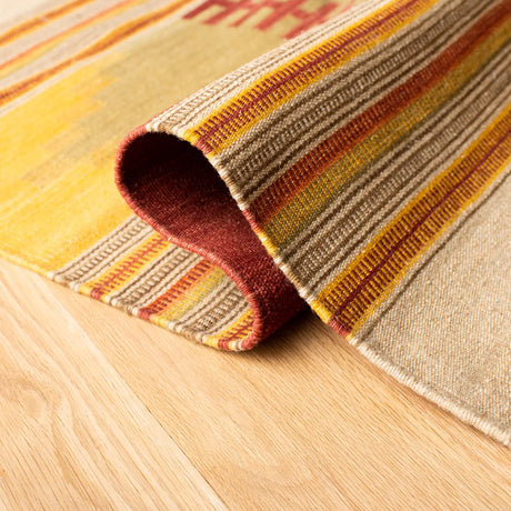 Safavieh Kilim 4'-0" x 6'-0" Rug in Red / Multi