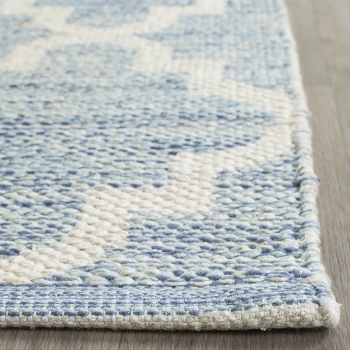 Safavieh Montauk 5'-0" x 7'-0" Rug in Light Blue / Ivory