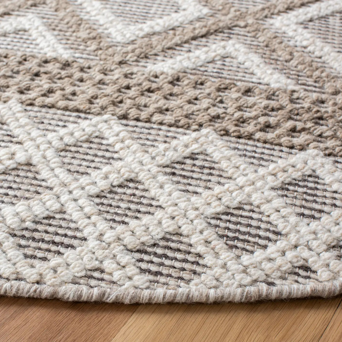 Safavieh Vermont 6'-0" x 6'-0" Rug in Ivory / Grey
