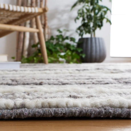 Safavieh Casablanca 4'-0" x 6'-0" Rug in Grey / Ivory