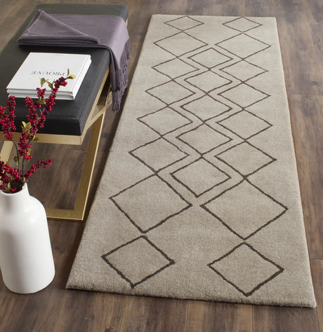 Safavieh Soho 2'-6" x 8'-0" Rug in Light Grey / Dark Grey