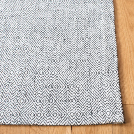 Safavieh Marbella 4'-0" x 6'-0" Rug in Dark Grey / Ivory