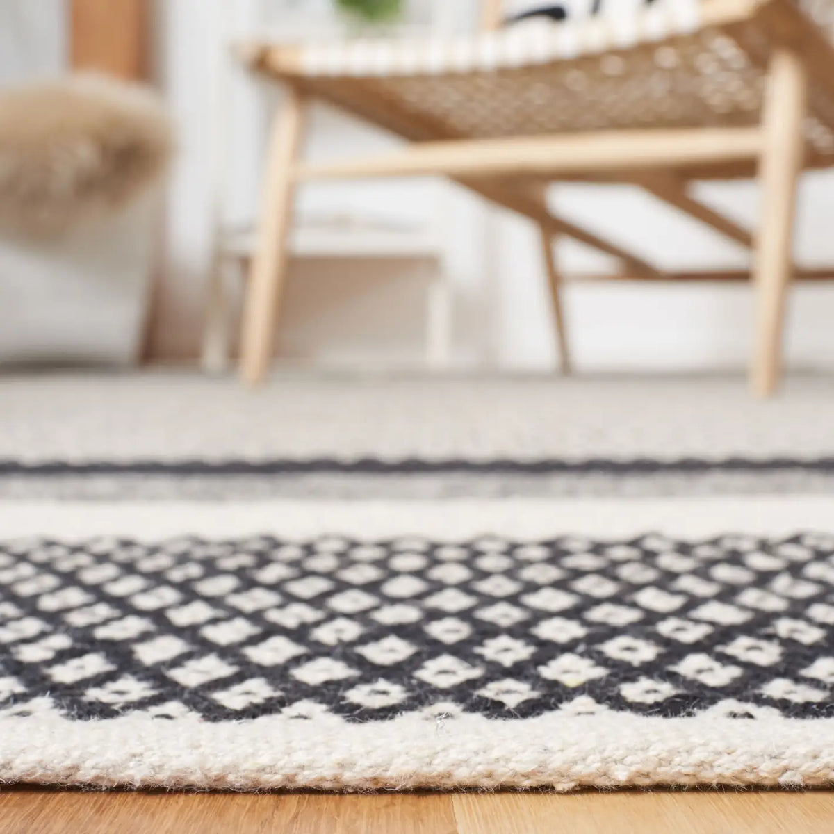 Safavieh Kilim 4'-0" x 6'-0" Rug in Black / Ivory