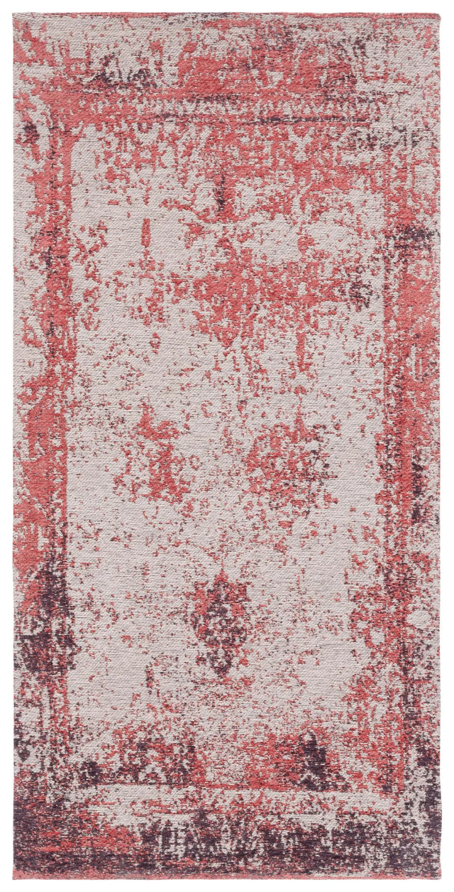 Safavieh Classic Vintage 2'-4" x 4'-8" Rug in Red