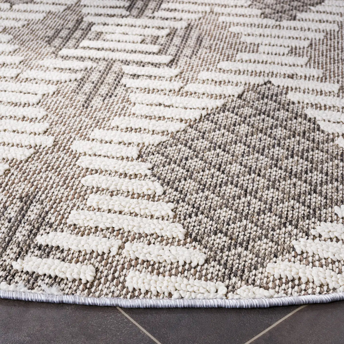 Safavieh Global 6'-7" x 6'-7" Rug in Grey / Ivory