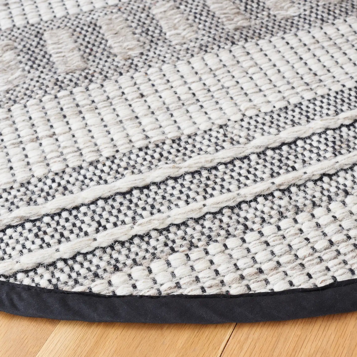Safavieh Natura 6'-0" x 6'-0" Rug in Grey / Black