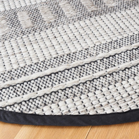 Safavieh Natura 6'-0" x 6'-0" Rug in Grey / Black