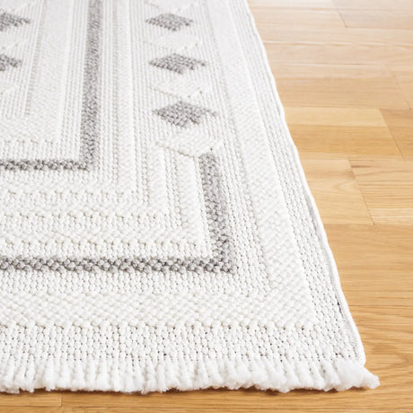 Safavieh Lotus 4'-0" x 6'-0" Rug in Ivory / Grey