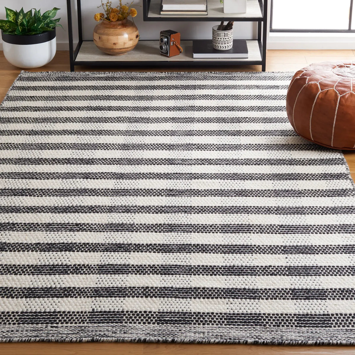Safavieh Striped Kilim 4'-0" x 6'-0" Rug in Black / Ivory