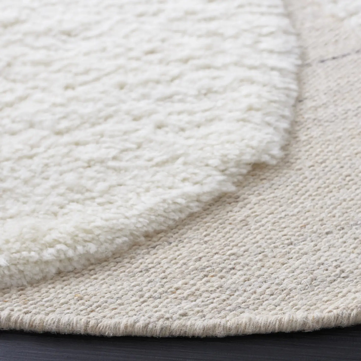 Safavieh Manhattan 6'-0" x 6'-0" Rug in Ivory / Beige