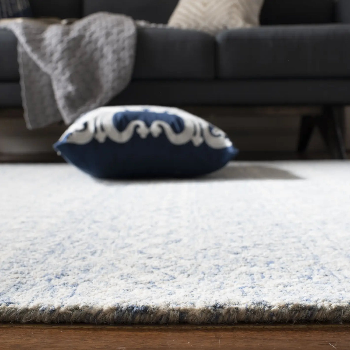 Safavieh Micro-Loop 4'-0" x 6'-0" Rug in Blue / Ivory