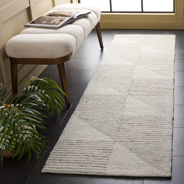 Safavieh Ebony 2'-3" x 8'-0" Rug in Grey
