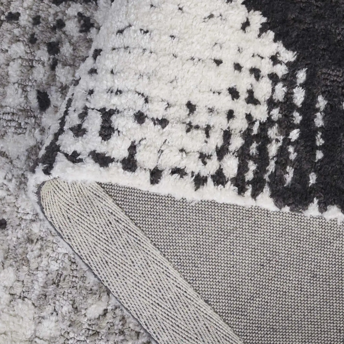 Safavieh Audrey 4'-0" x 6'-0" Rug in Grey / Ivory